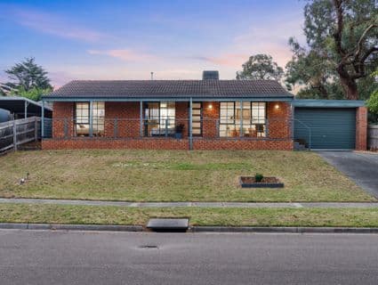 39 Dunsterville Crescent, Frankston - Thumbnail 2