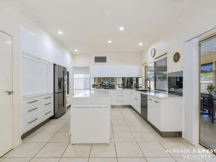 22 Coronation Avenue, Beachmere - Thumbnail 2