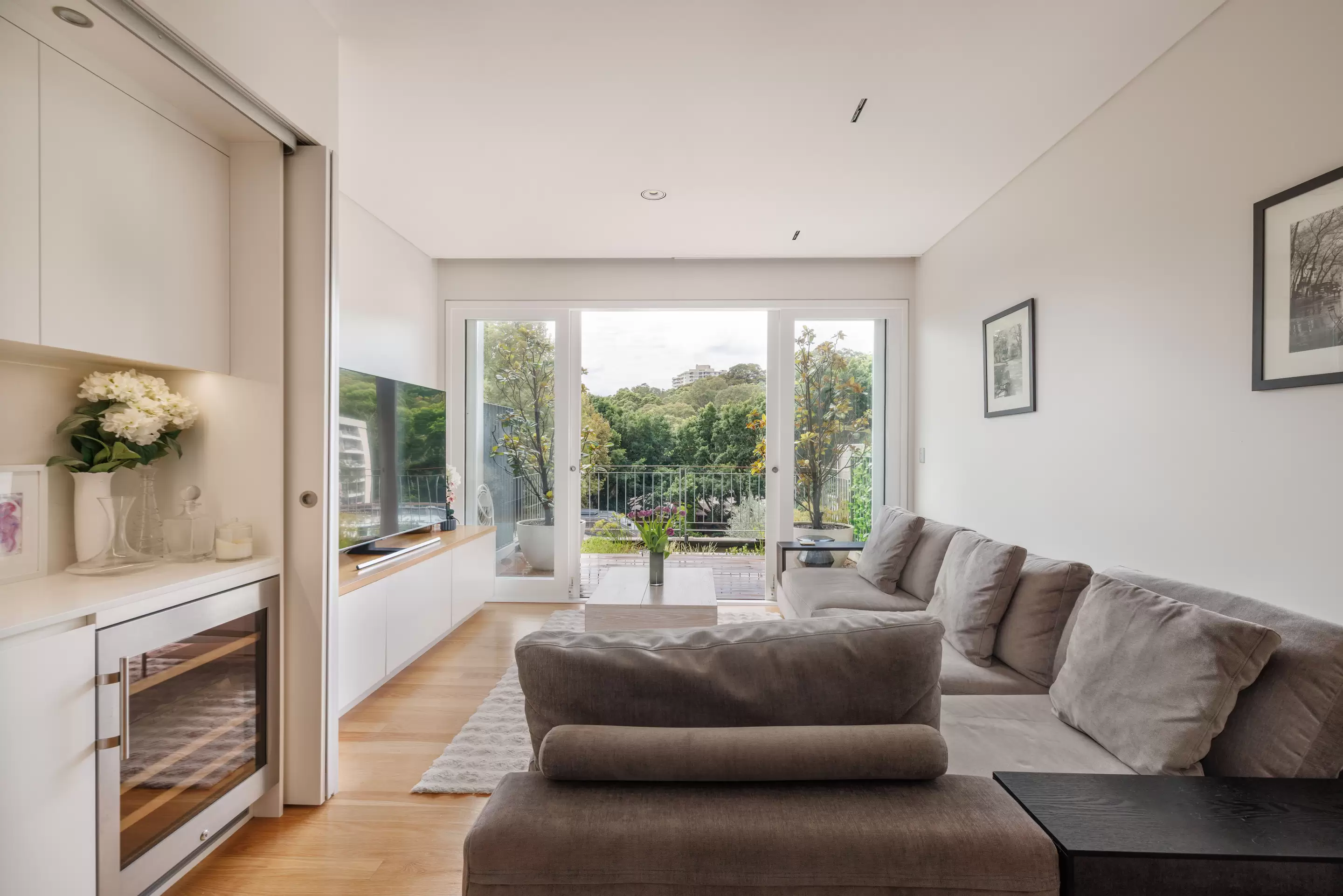 70 Sutherland Street, Paddington, Paddington - Thumbnail 2