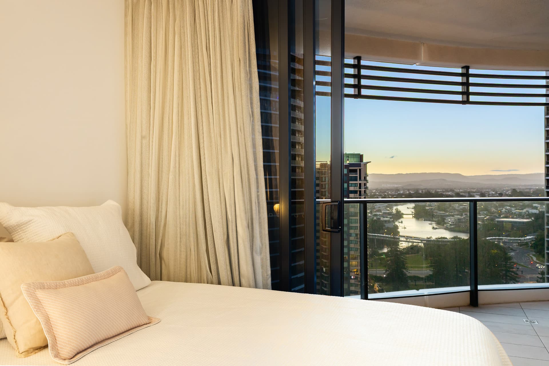 1701/1 Oracle Boulevard, Broadbeach, QLD, 4218, Broadbeach - Thumbnail 6