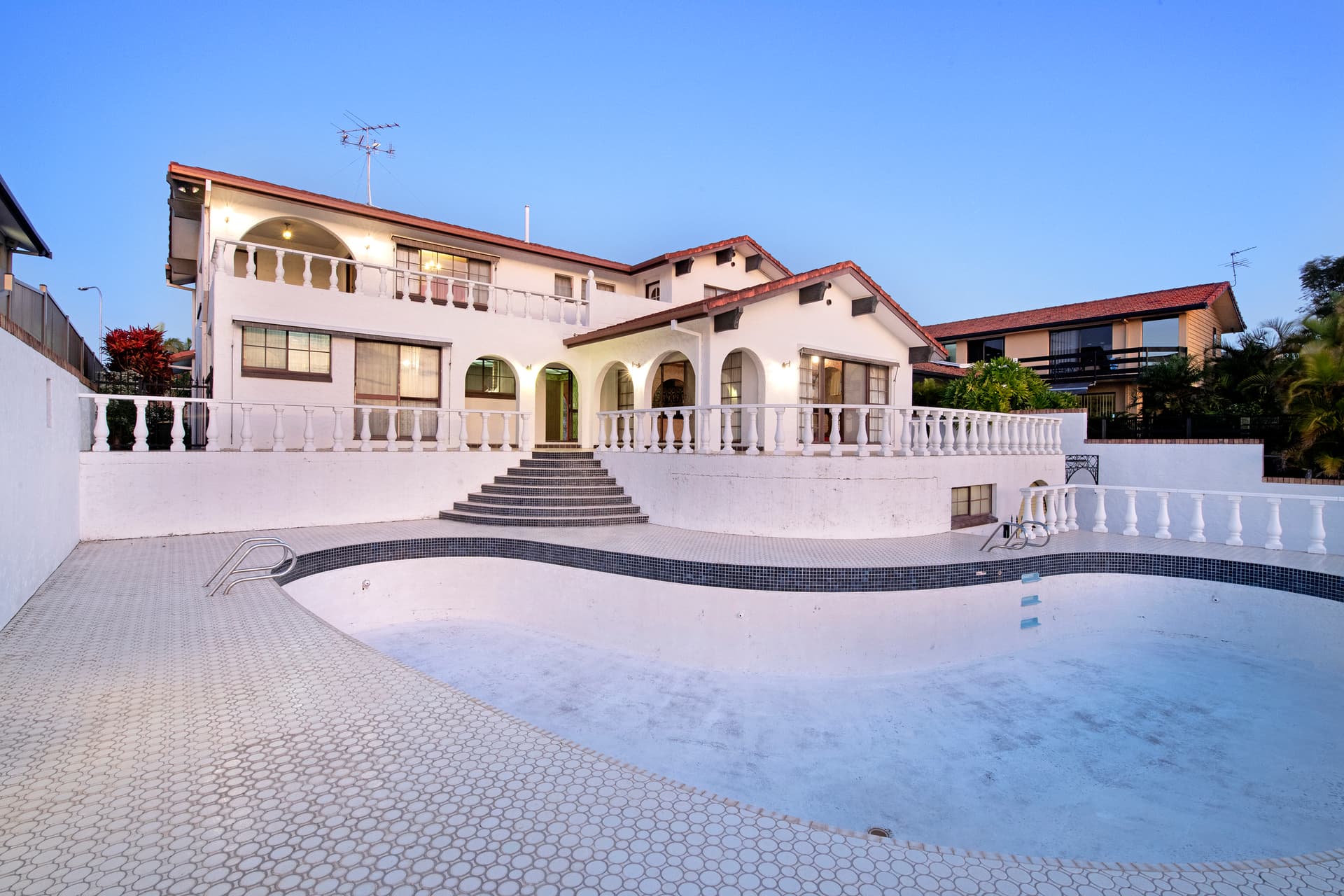 16 Alaska Avenue, Broadbeach Waters, QLD, 4218, Broadbeach Waters - Thumbnail 2
