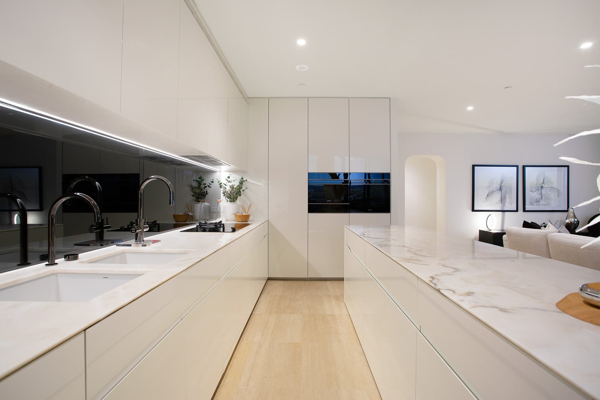Unit 2203/272 Hedges Avenue, Broadbeach, QLD, 4218, Broadbeach - Thumbnail 3
