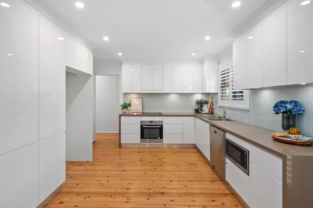 25 Sylvan Grove, Picnic Point, Picnic Point - Thumbnail 5