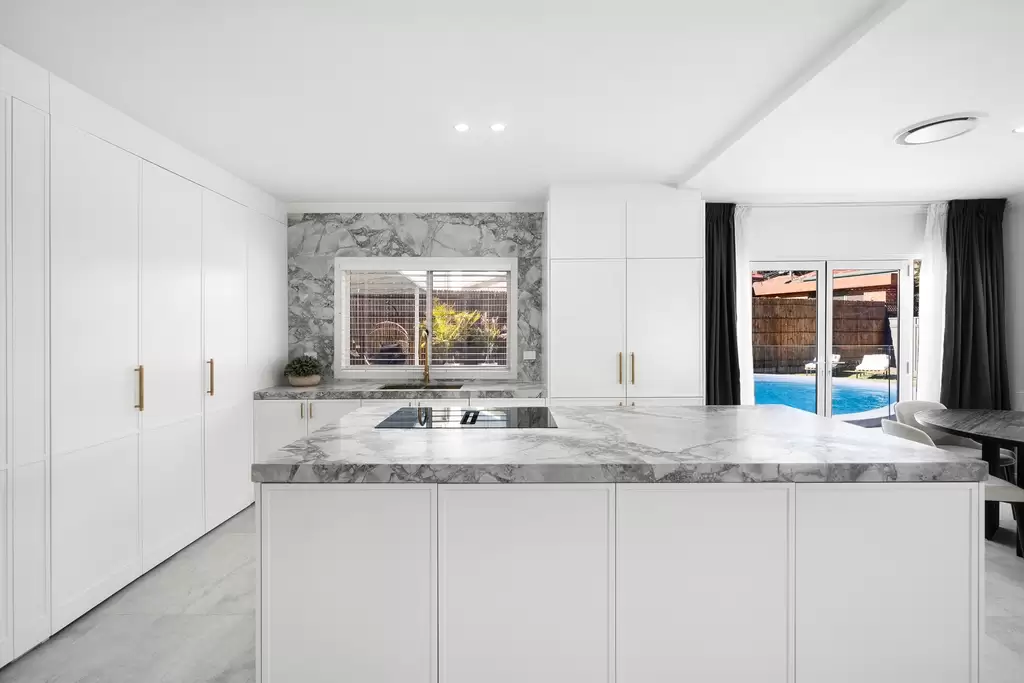 23 Roseanne Avenue, Roselands, Roselands - Thumbnail 3
