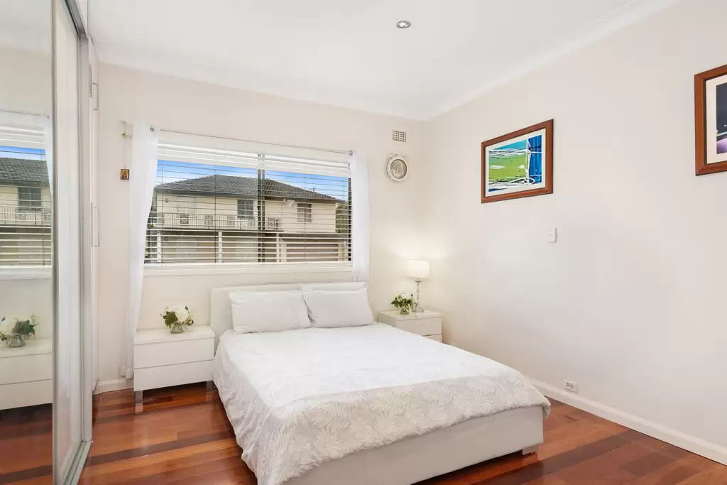 11 Surrey Avenue, Georges Hall, Georges Hall - Thumbnail 6
