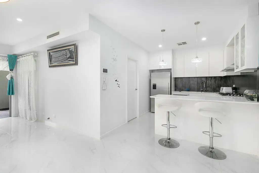 2D Lorando Avenue, Sefton, Sefton - Thumbnail 2