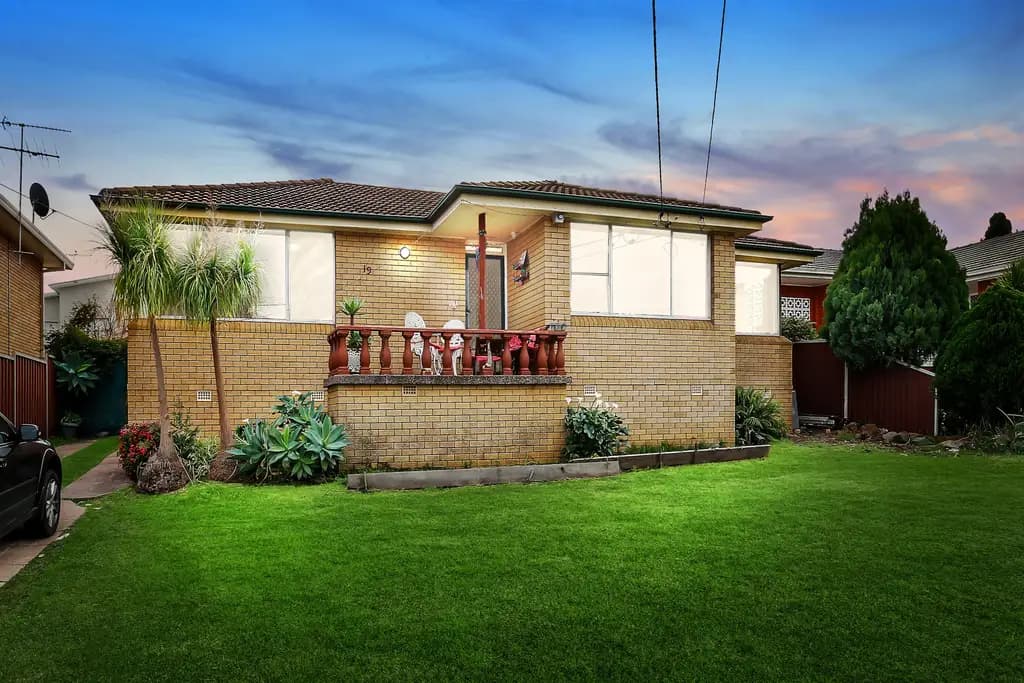 19 Universal Avenue, Georges Hall, Georges Hall - Image 1