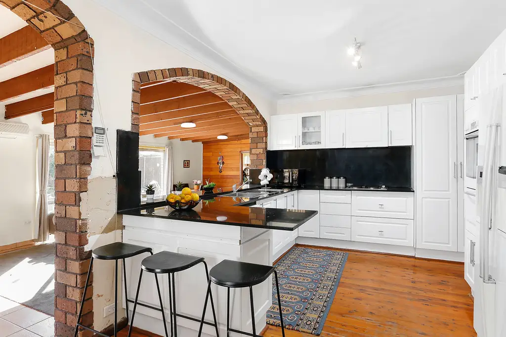 19 Universal Avenue, Georges Hall, Georges Hall - Thumbnail 2