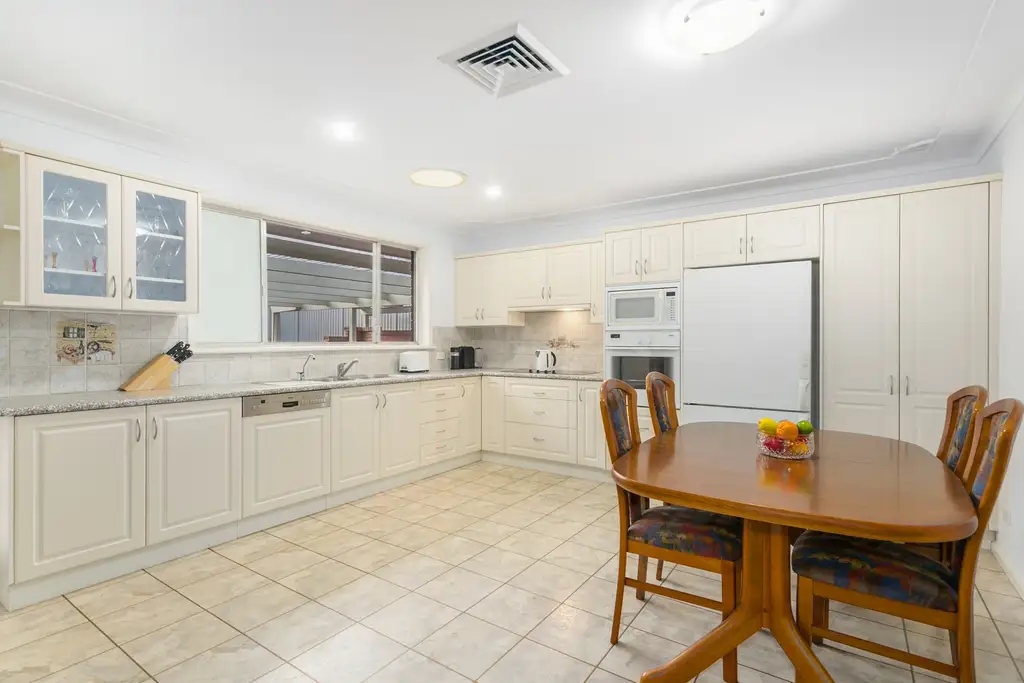 70 Caroline Crescent, Georges Hall, Georges Hall - Thumbnail 3