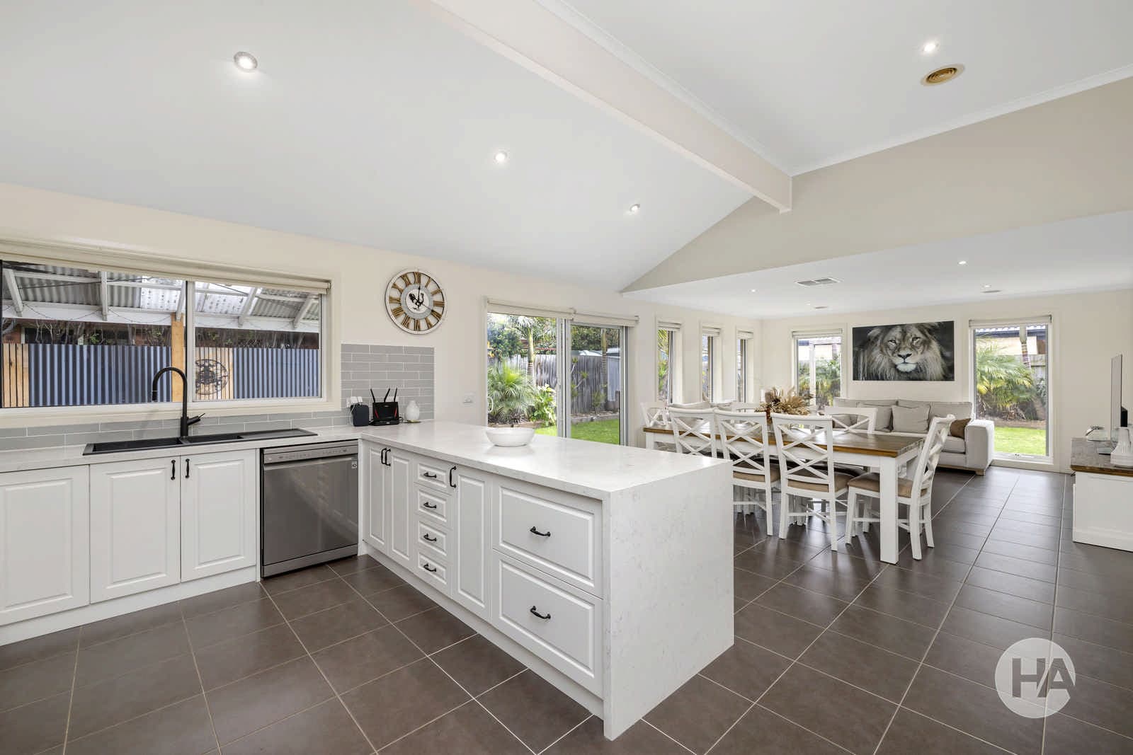 5 Banksia Crescent, TYABB, Tyabb - Thumbnail 4