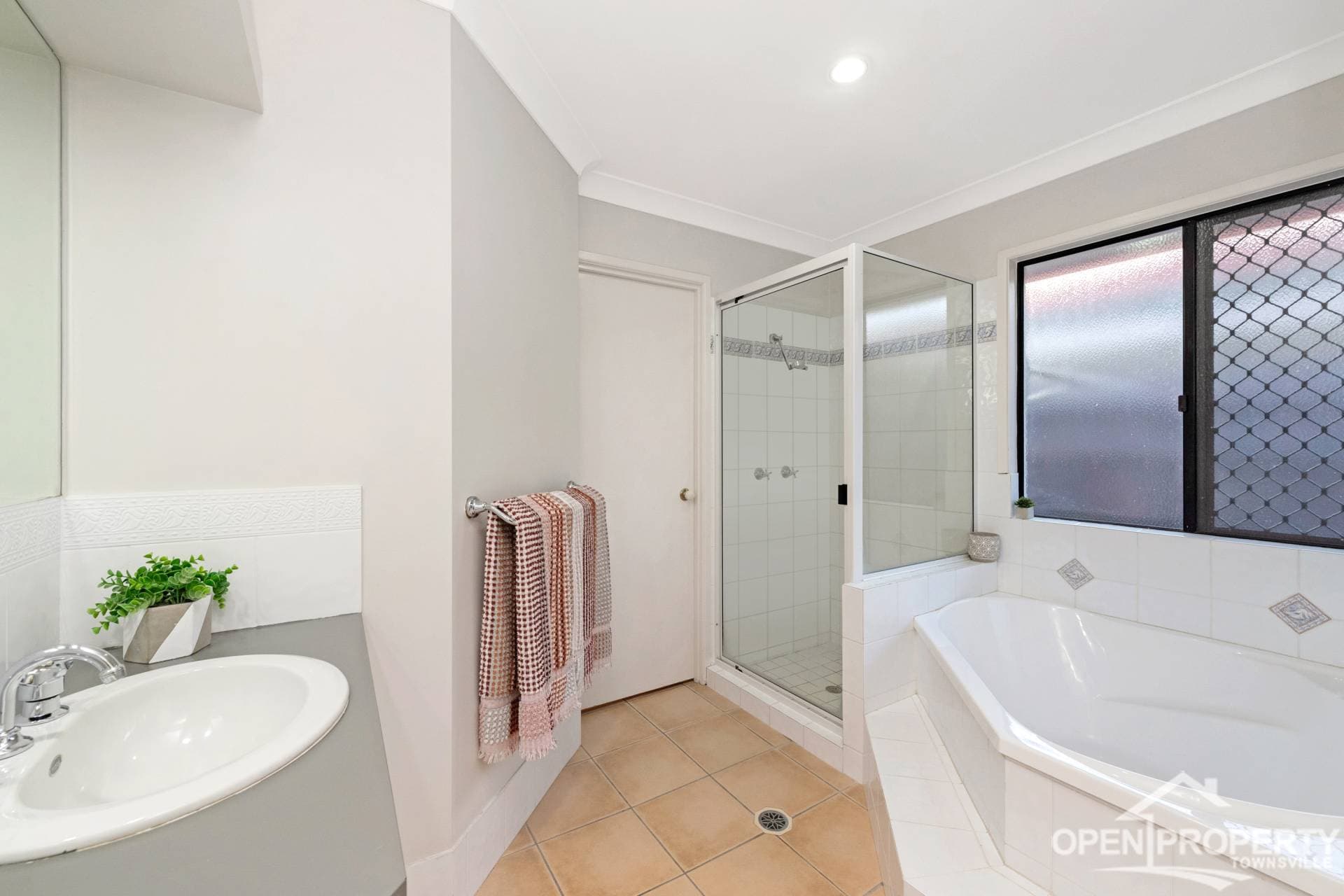 24 Joshua Cres, Bushland Beach QLD, Bushland Beach - Thumbnail 6