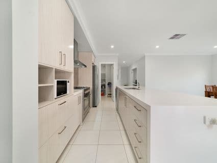 404, Manor Lakes - Thumbnail 8