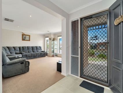 8 Burrendong Street, Manor Lakes, VIC, 3024, Manor Lakes - Thumbnail 4