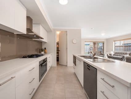 404, Cranbourne West - Thumbnail 2