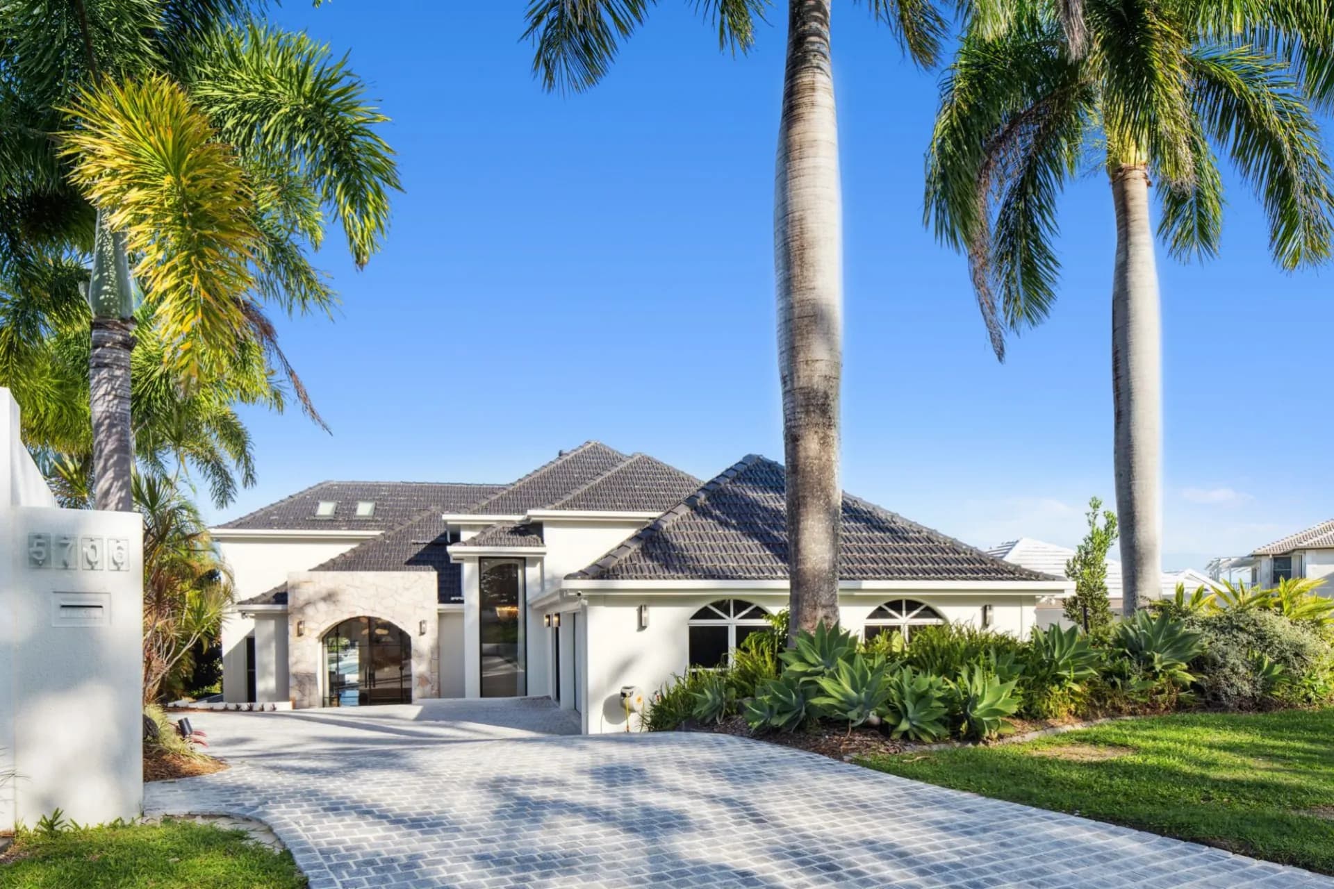 5706 Observation Crescent, Hope Island - Image 1