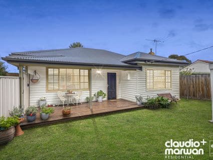 17 Middle Street, Hadfield - Image 1