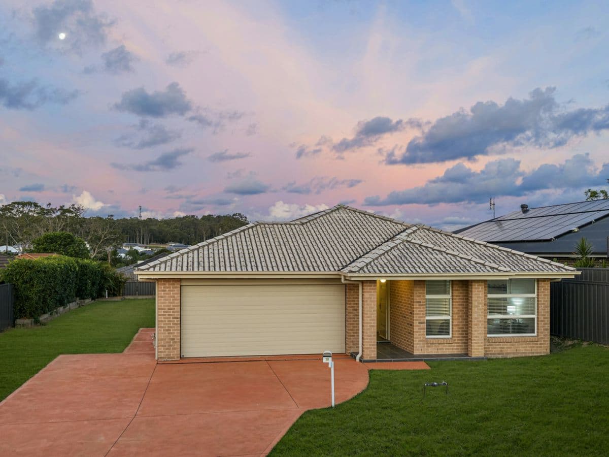 19 Colonial Street, WADALBA, Wadalba - Image 1