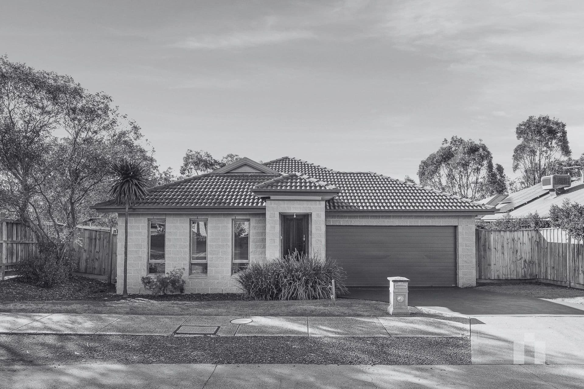 18 Lake Front Mews, Doreen - Image 1