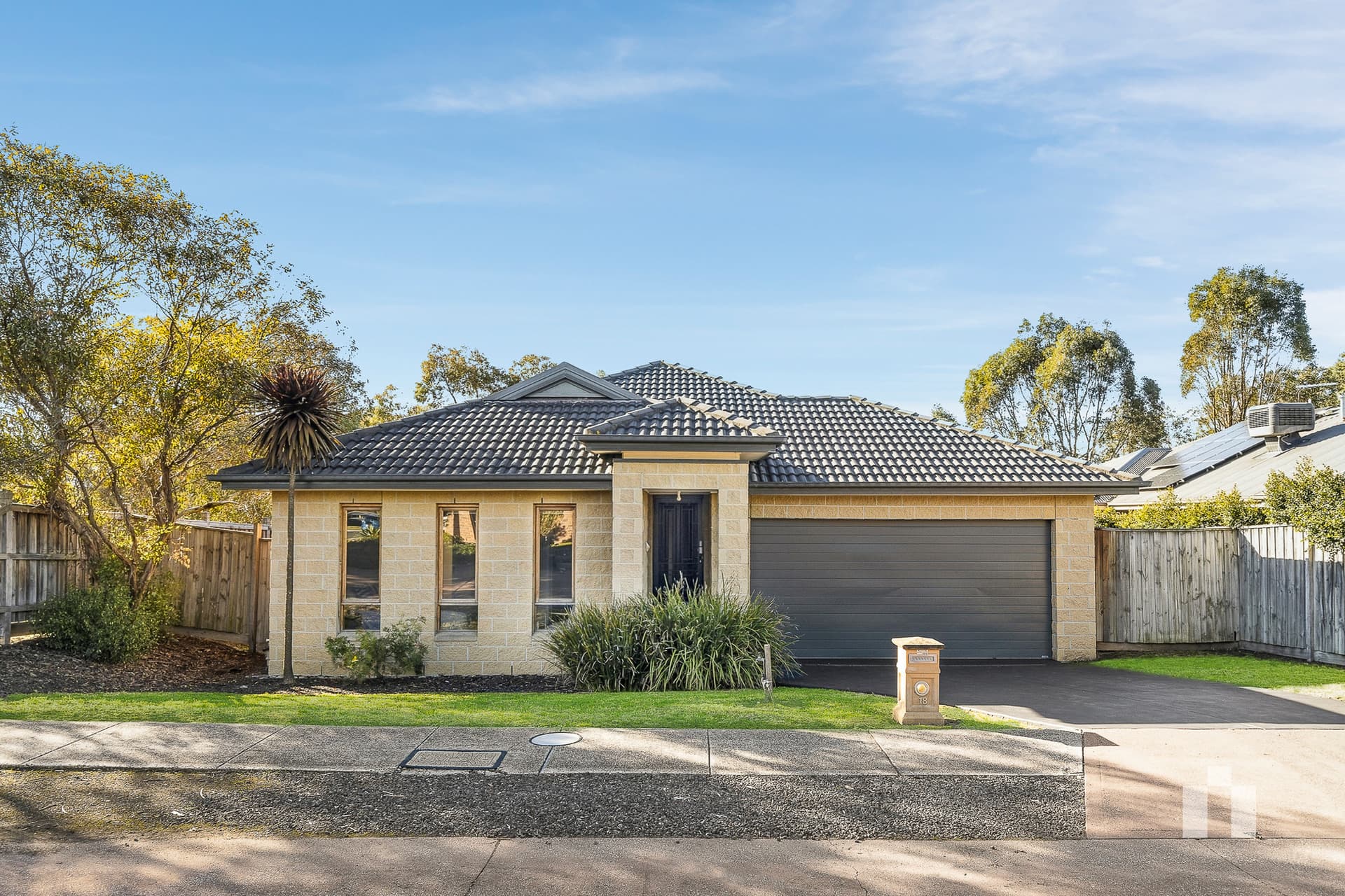 18 Lake Front Mews, Doreen - Thumbnail 2