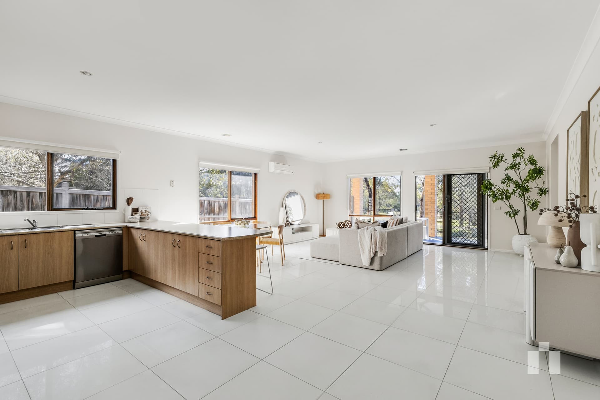 18 Lake Front Mews, Doreen - Thumbnail 3