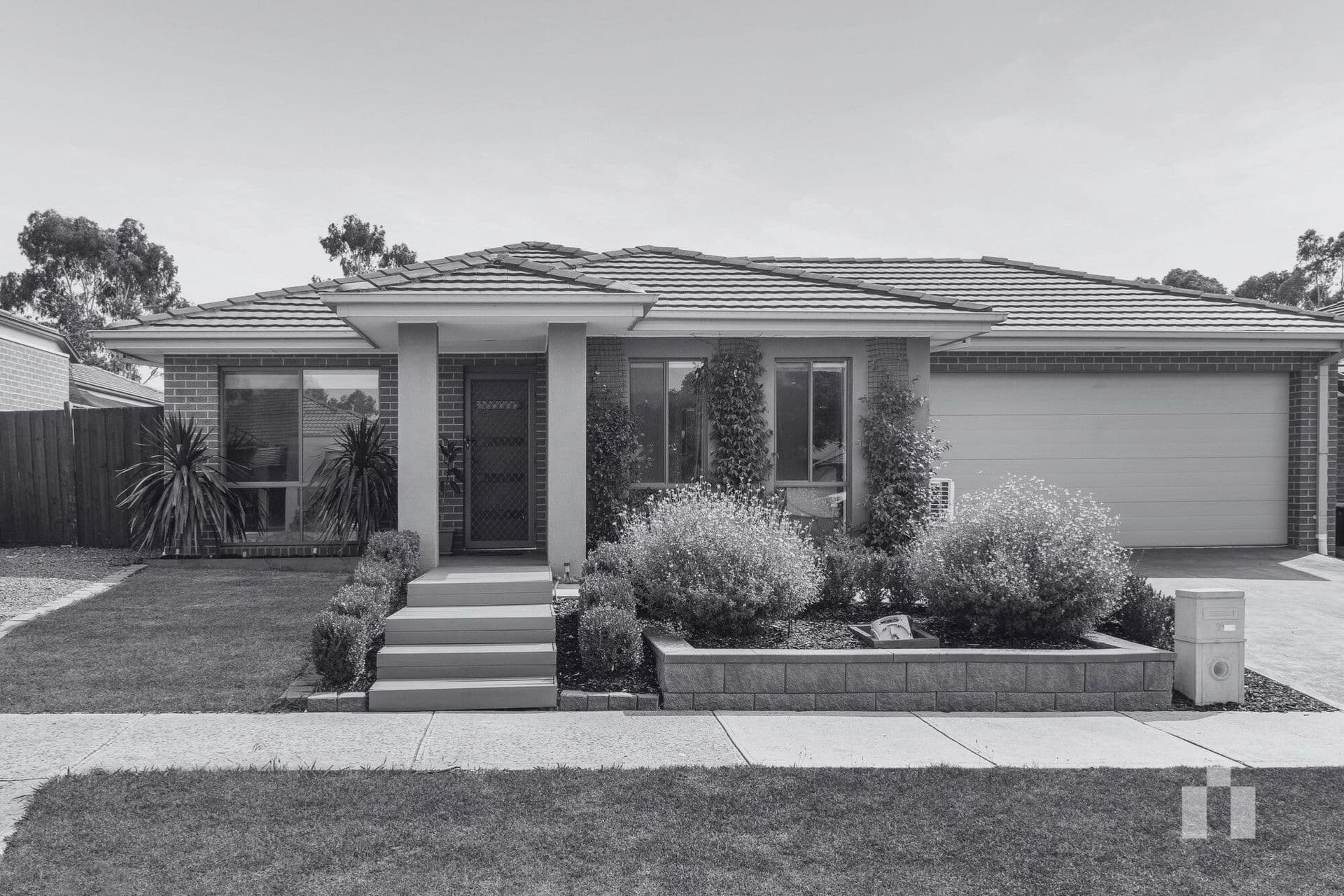 7 Russel Way, Doreen - Image 1
