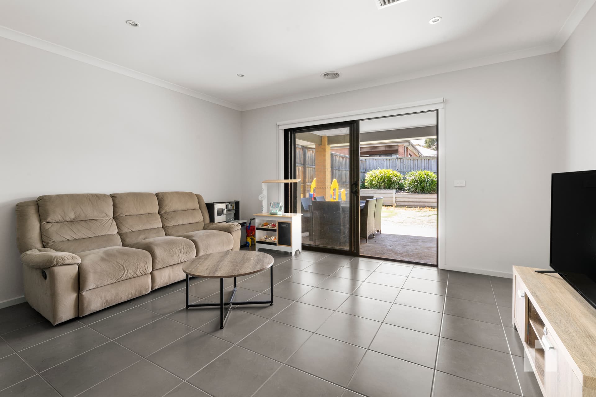 35 Gyrfalcon Way, Doreen - Thumbnail 5