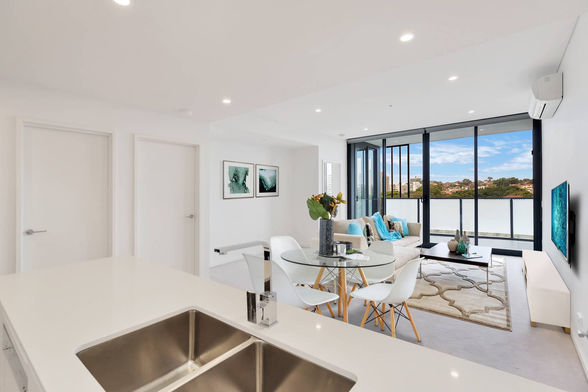 875, 2 Defries Avenue, Just Listed - Thumbnail 2
