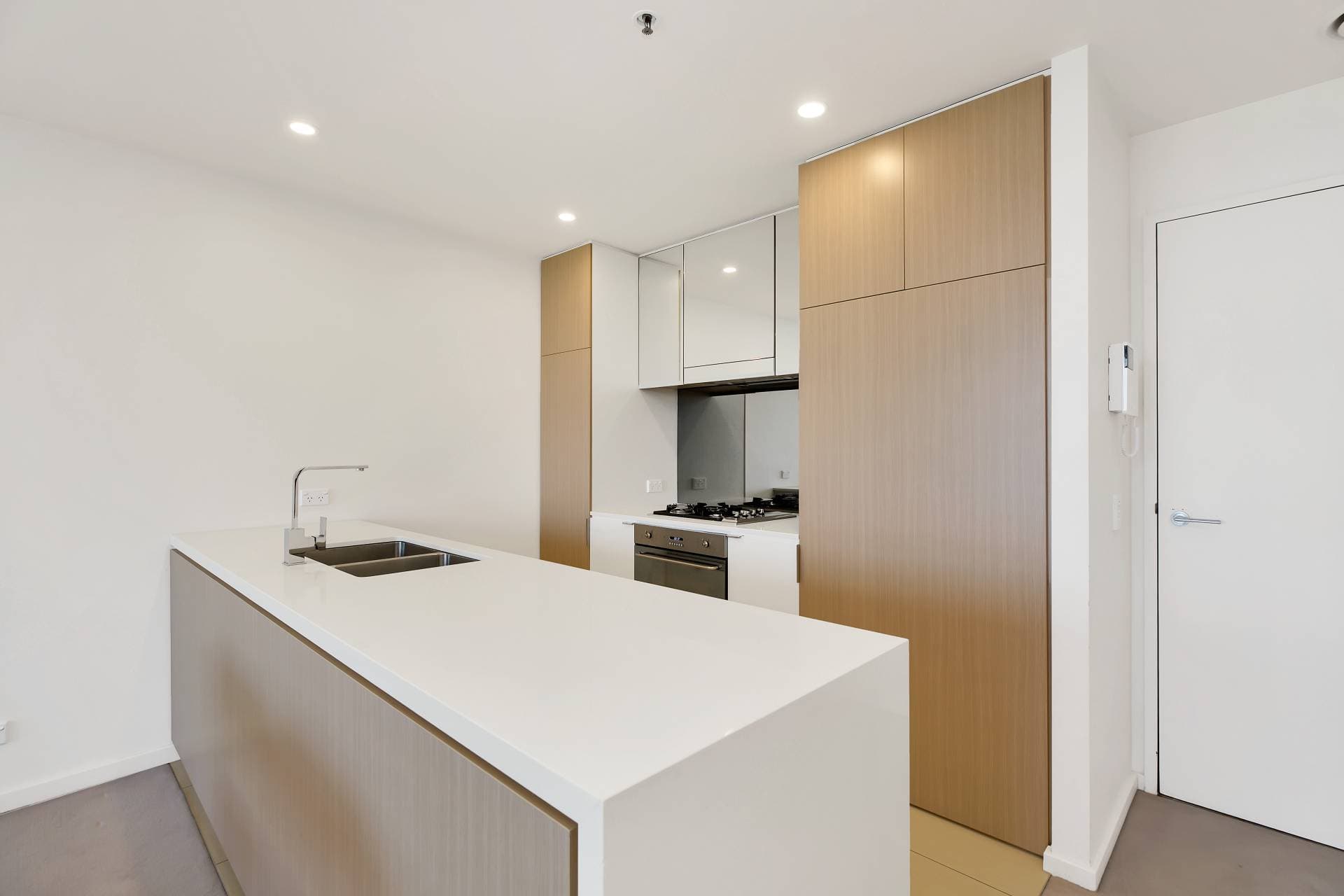 875, 2 Defries Avenue, Just Listed - Thumbnail 3