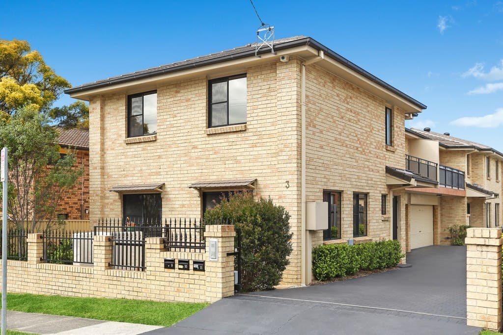 11/3 New Dapto Road, Wollongong - Image 1