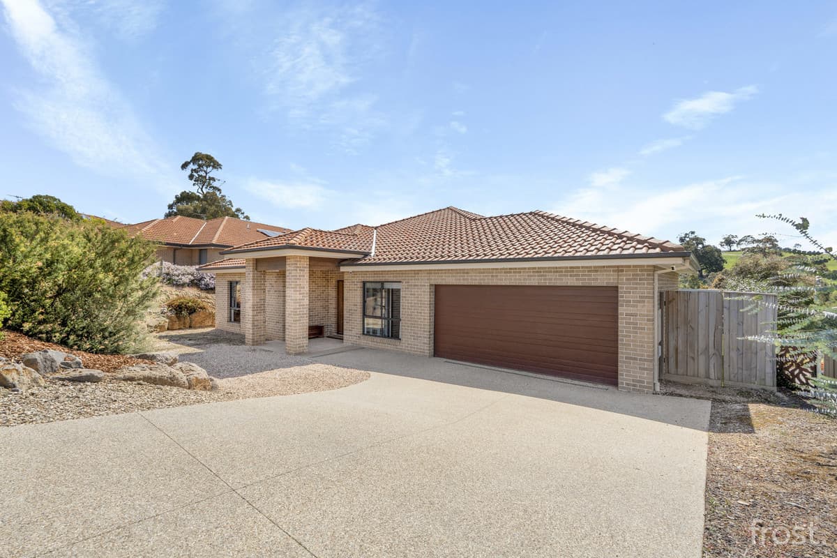 32 Aurina Drive, Hidden Valley, VIC, Hidden Valley - Thumbnail 2