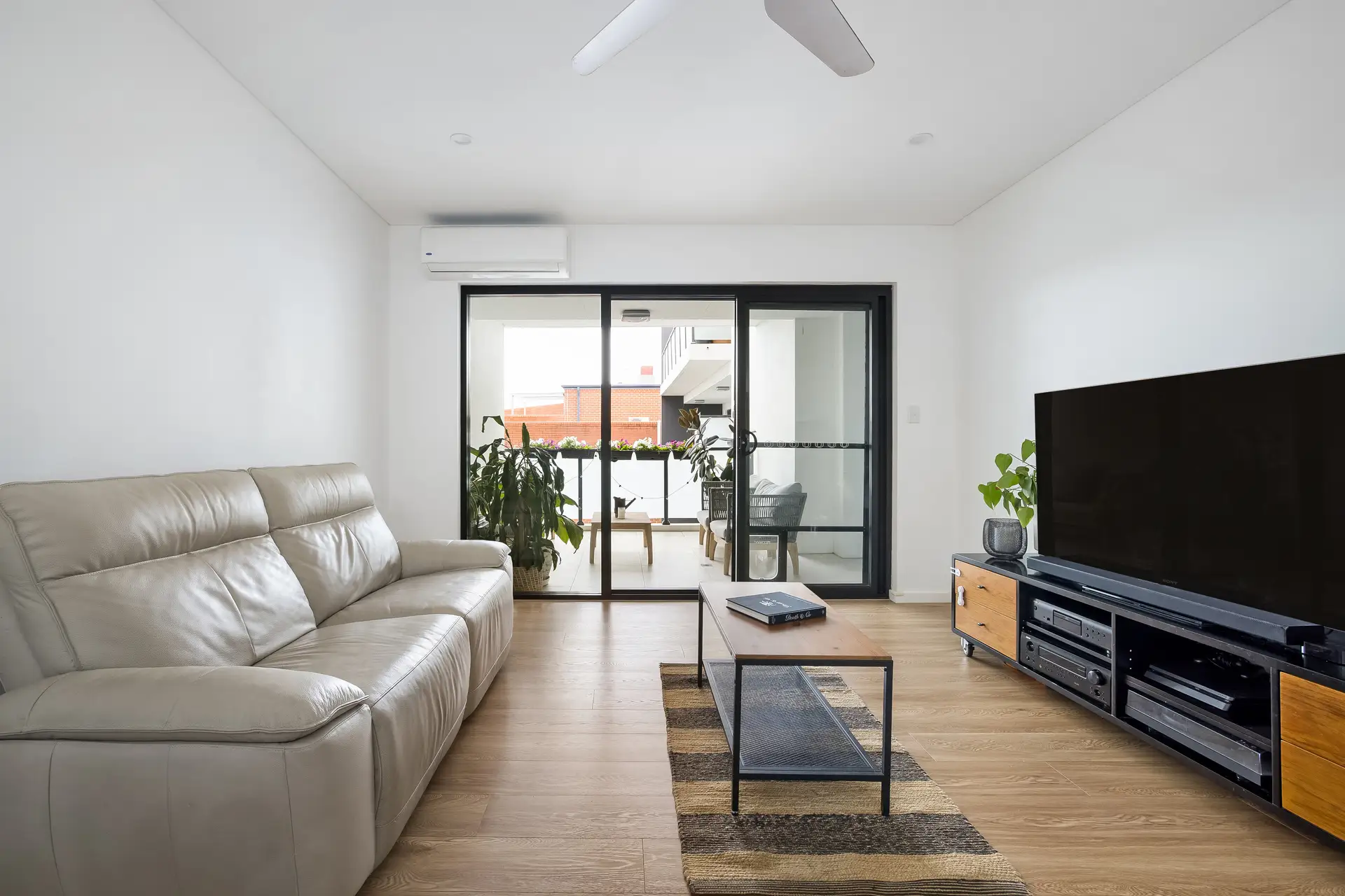 303/2A Cooks Avenue, Canterbury - Image 1