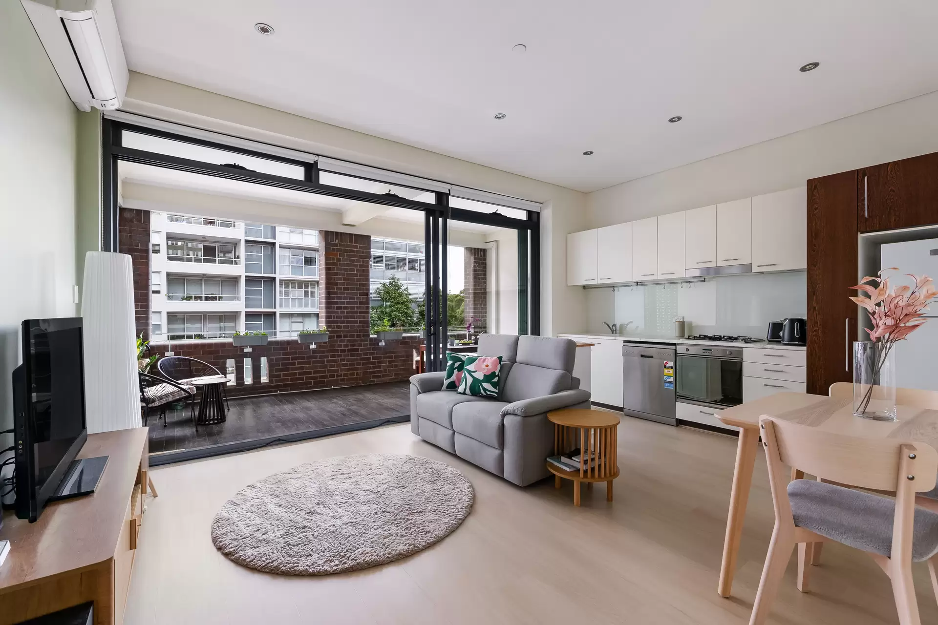 28/20 Pyrmont Bridge Road, Camperdown - Image 1