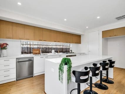 10 Madeira Street, Manor Lakes - Thumbnail 3