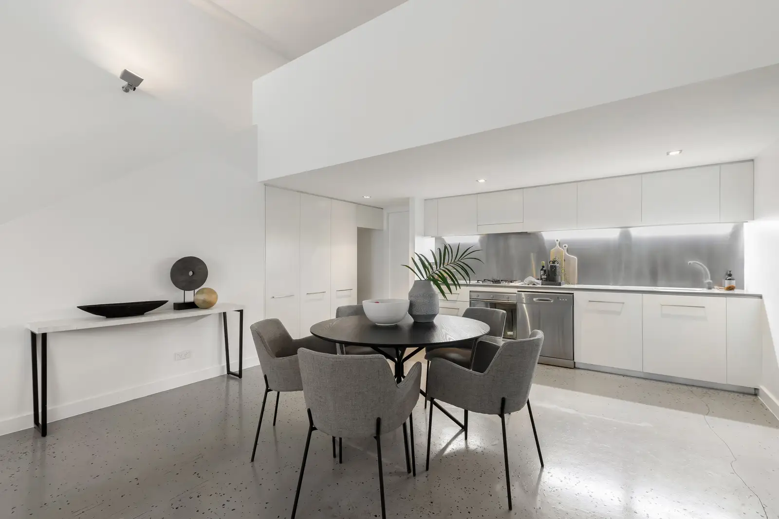 16 Lyons Road, Camperdown - Thumbnail 3