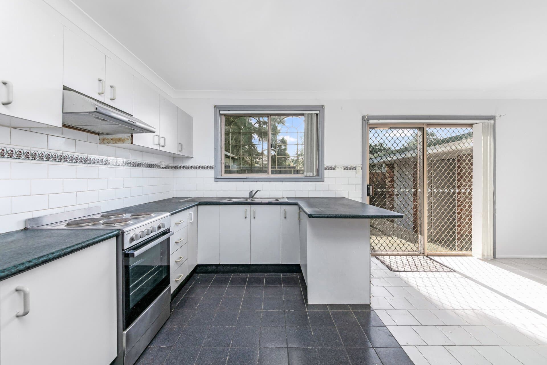 4/330 Roberts Road, Greenacre - Thumbnail 2