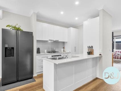 2/18 Codrington Street, Cranbourne - Thumbnail 2