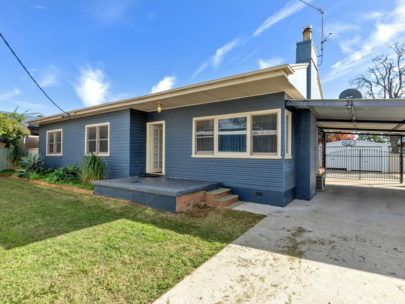 10 Baird Crescent, South Tamworth, South Tamworth - Image 1