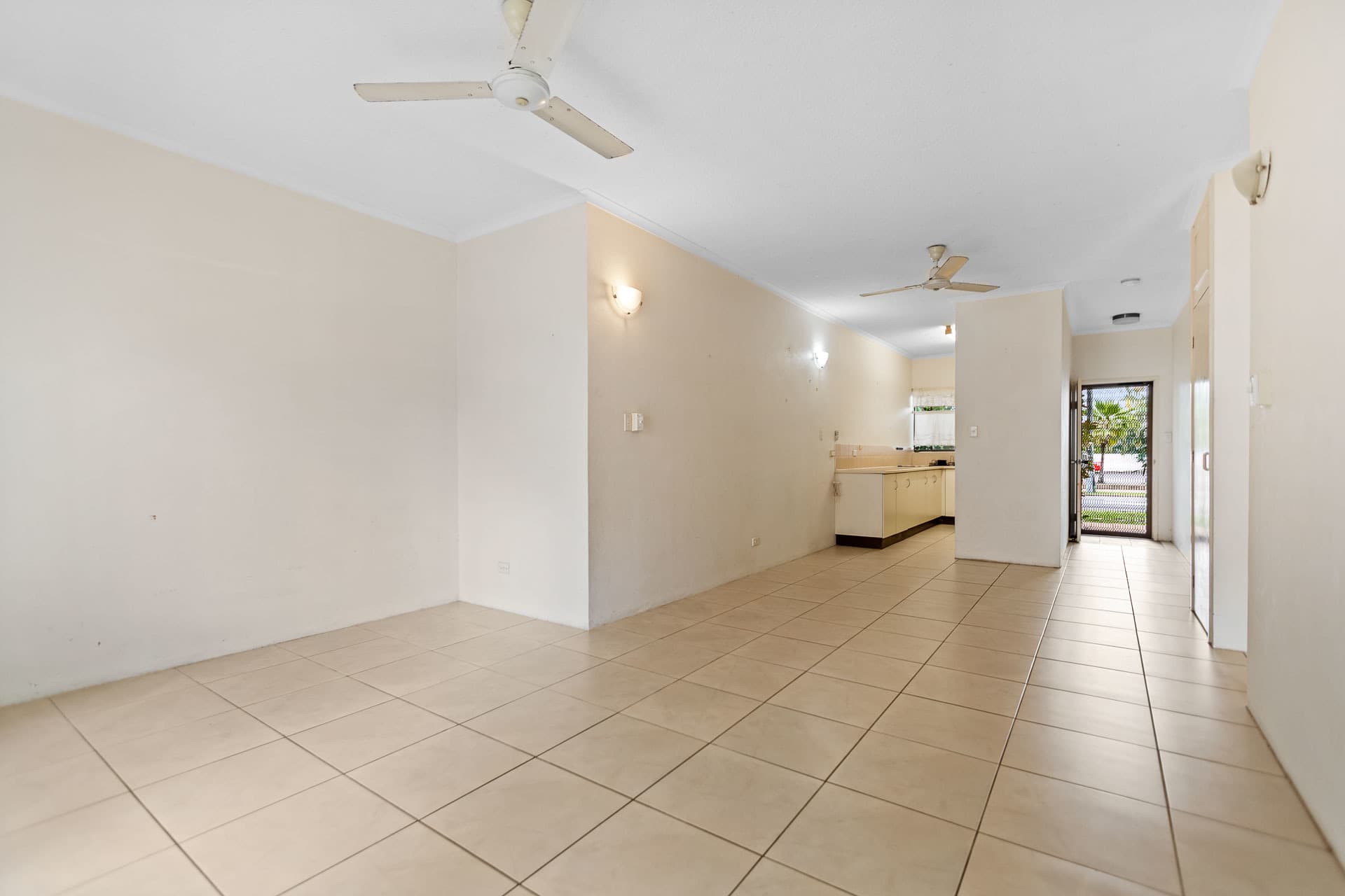 1/21-31 Poinciana Street, Holloways Beach, Holloways Beach - Thumbnail 4