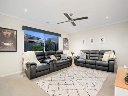 19 Murgese Circuit, Clyde North - Thumbnail 4