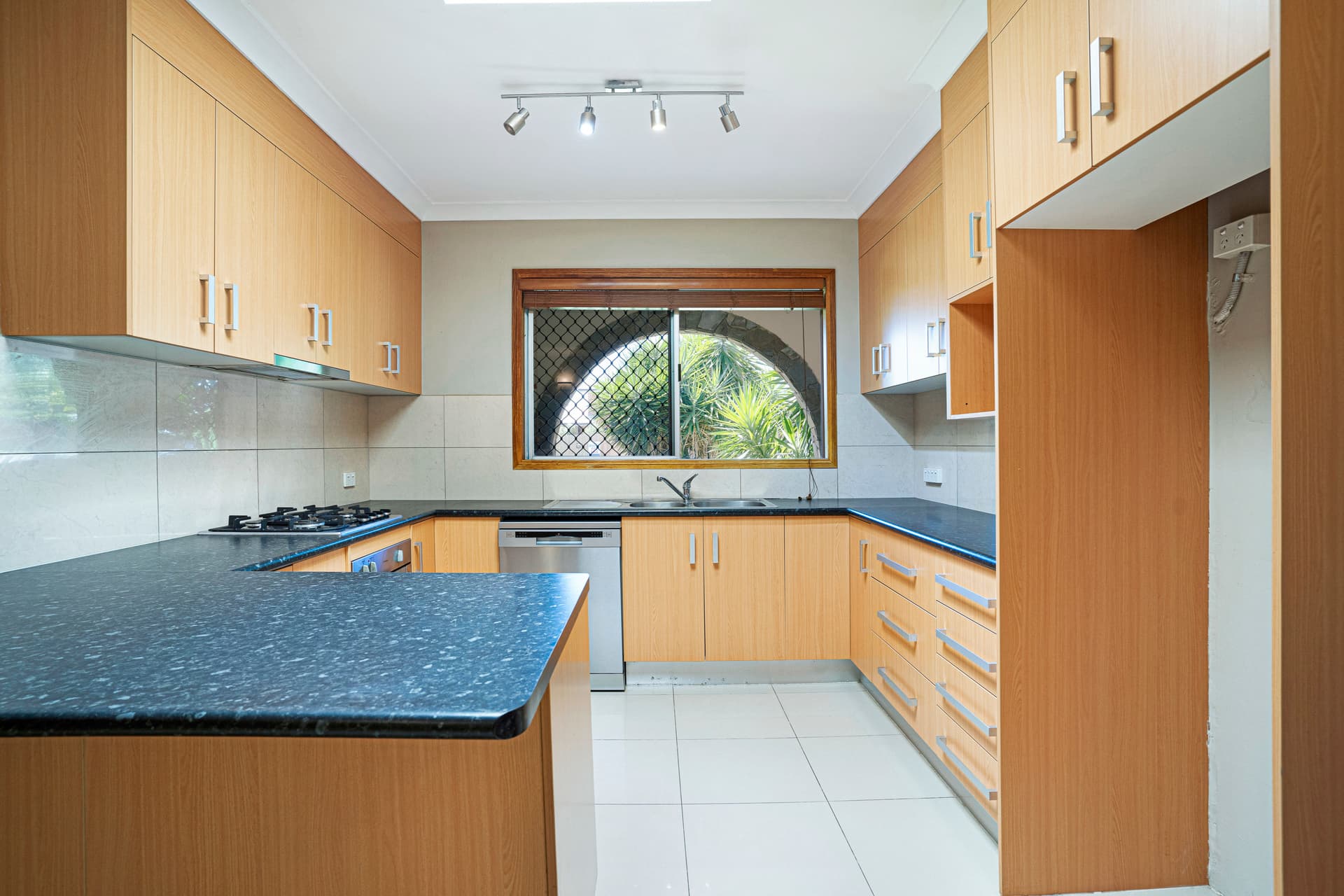 168 Toogood Road, Bayview Heights, Bayview Heights - Thumbnail 3