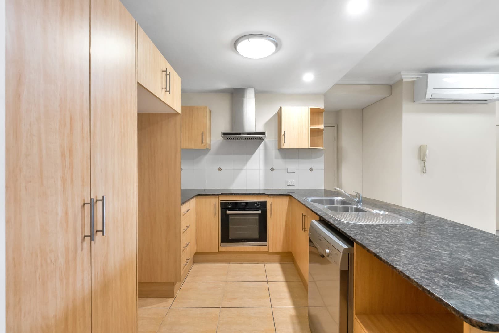 2/16-18 Smith Street, Cairns North, Cairns North - Thumbnail 4