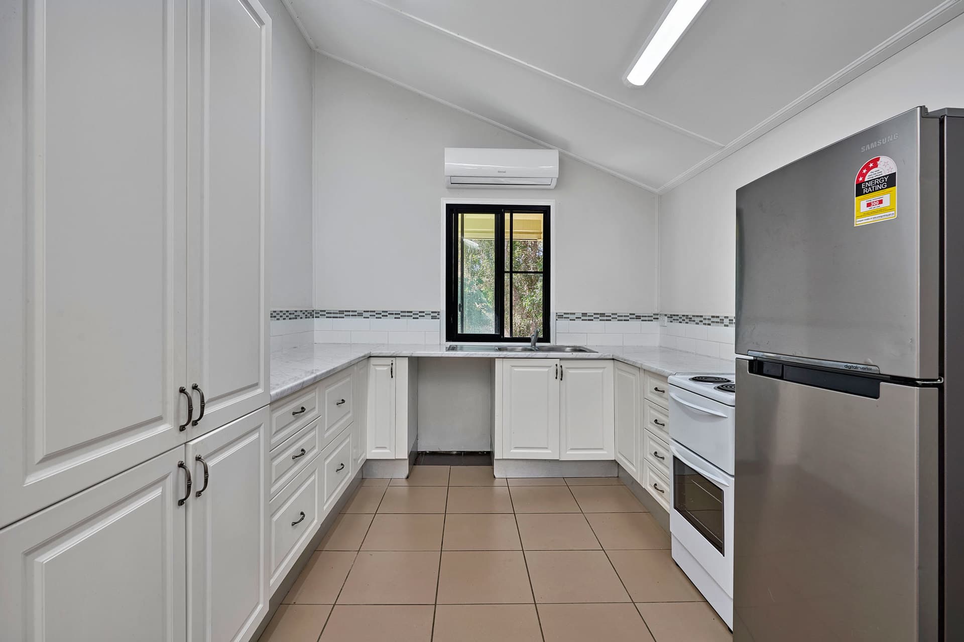 9 Devlex Court, Machans Beach, Machans Beach - Thumbnail 5