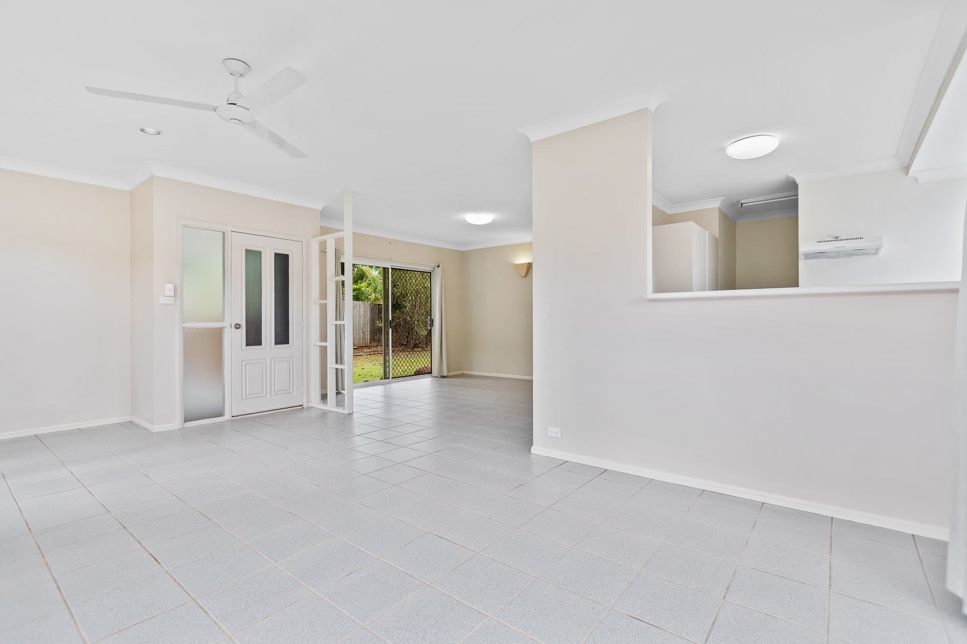 14 Michaelangelo Drive, Redlynch, Redlynch - Thumbnail 2