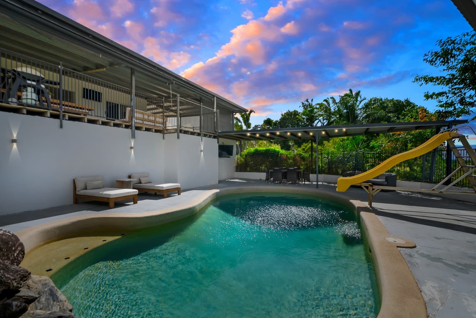 16 Lowanna Close, White Rock, White Rock - Thumbnail 2