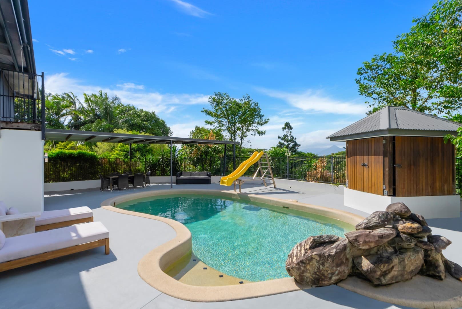 16 Lowanna Close, White Rock, White Rock - Thumbnail 3
