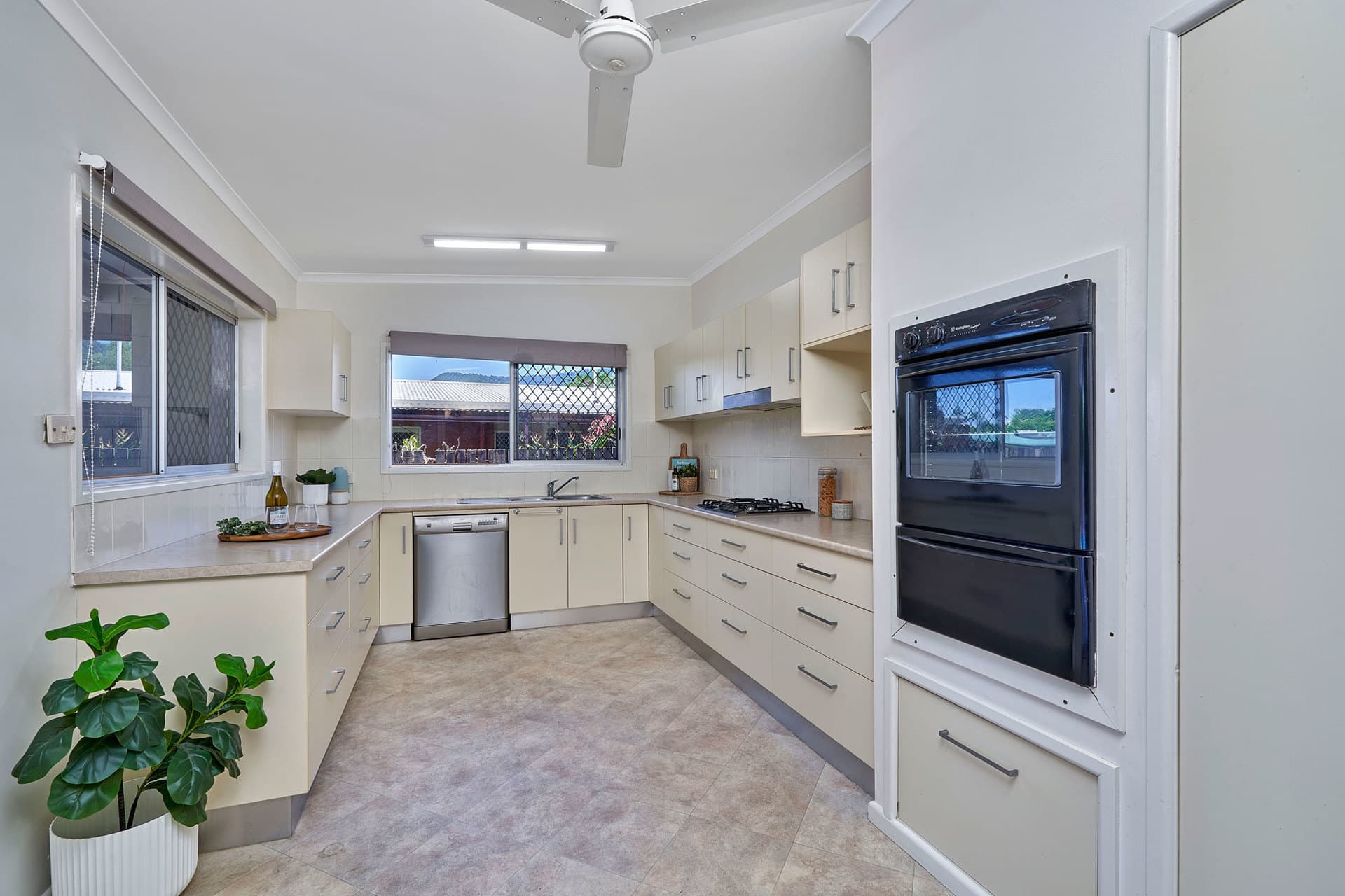 16 Bottlebrush Street, Mooroobool, Mooroobool - Thumbnail 7