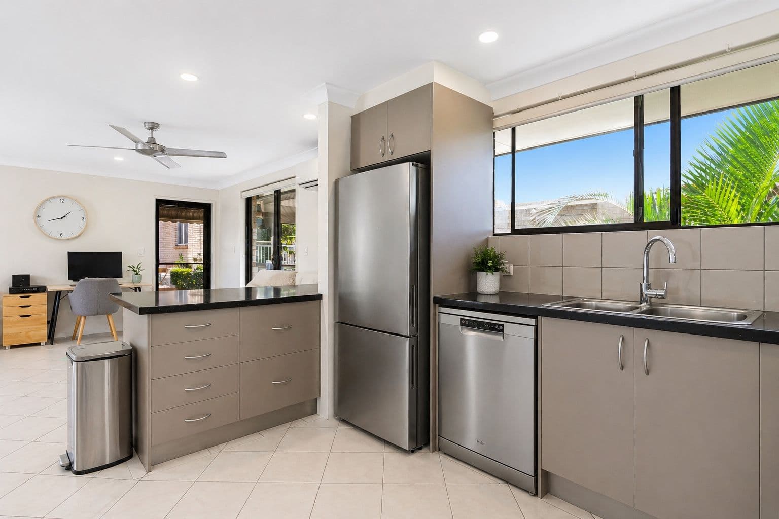 5/4 Milton Avenue, Paradise Point QLD 4216, Paradise Point - Thumbnail 4