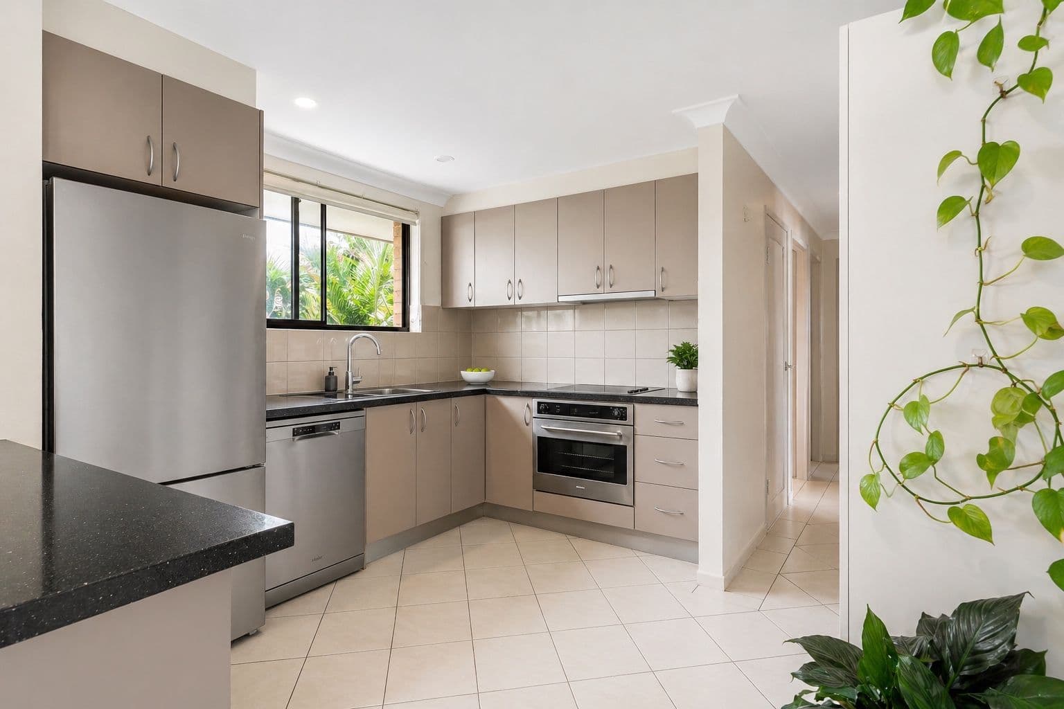 5/4 Milton Avenue, Paradise Point QLD 4216, Paradise Point - Thumbnail 6