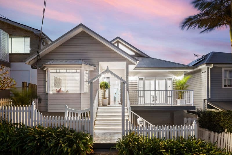 10 Undercliff Road, Freshwater - Image 1