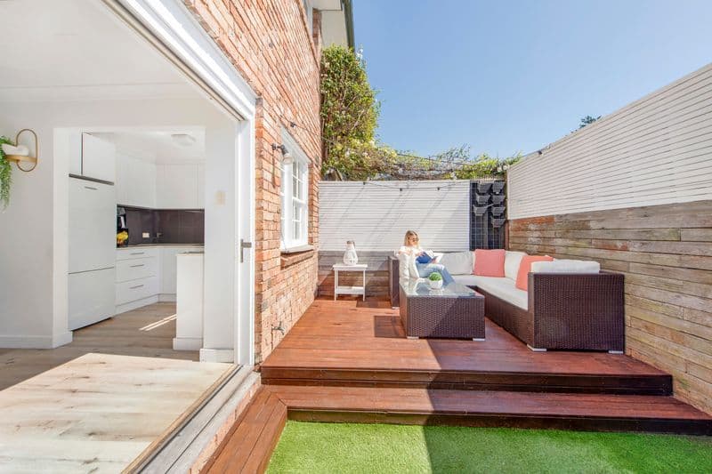 4/64 Harbord Road, Freshwater - Image 1